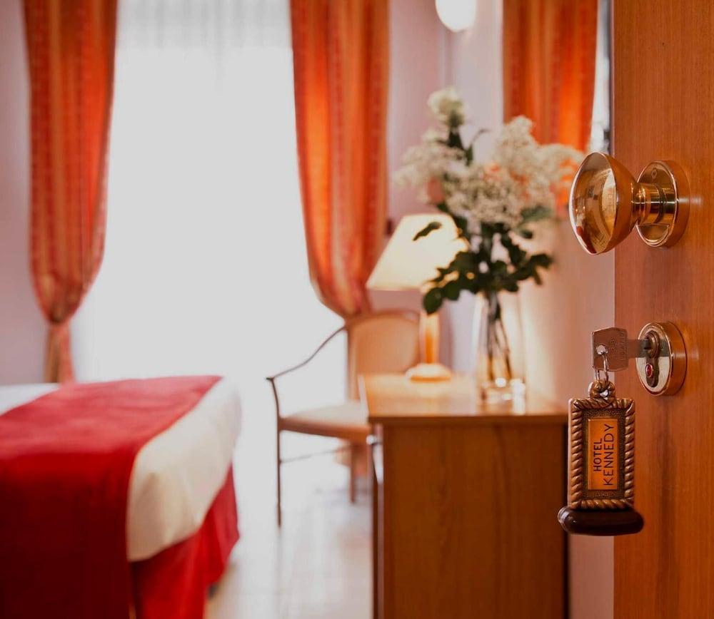 Kennedy Hotel 3*